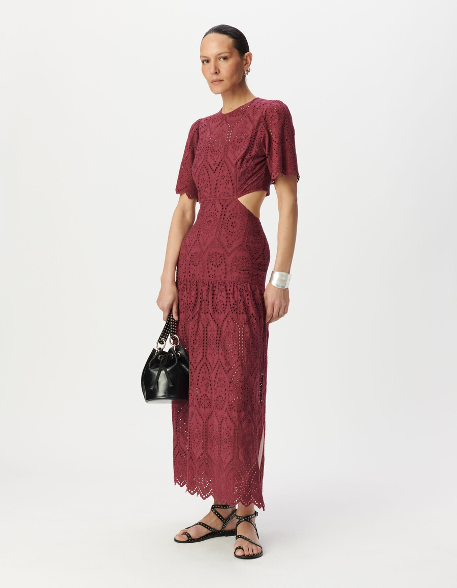 langes burgunderrotes damenkleid mit lochstickerei und offenem rücken