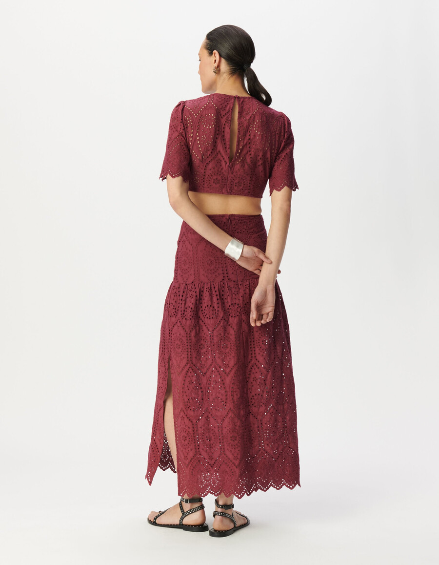 langes burgunderrotes damenkleid mit lochstickerei und offenem rücken