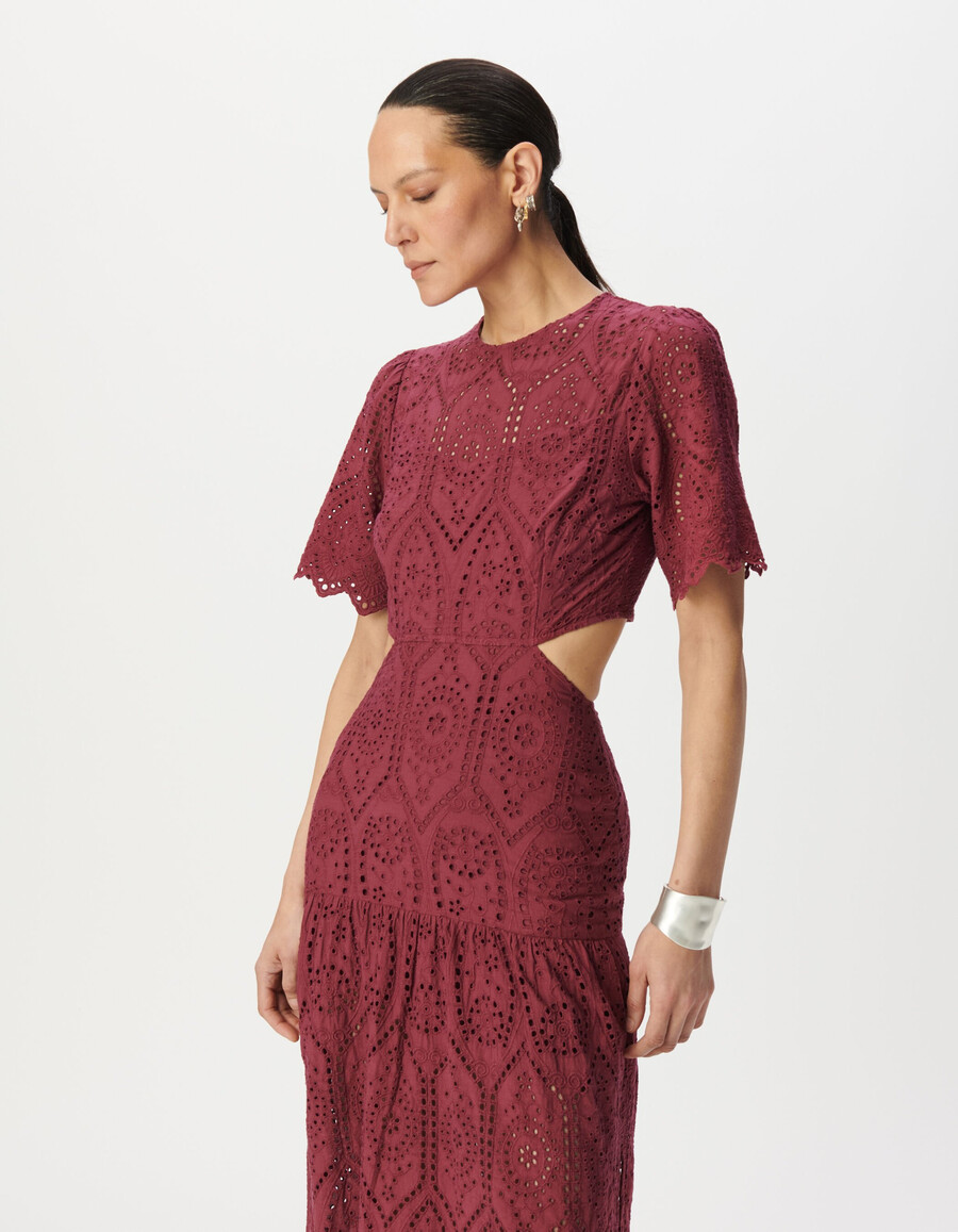 langes burgunderrotes damenkleid mit lochstickerei und offenem rücken