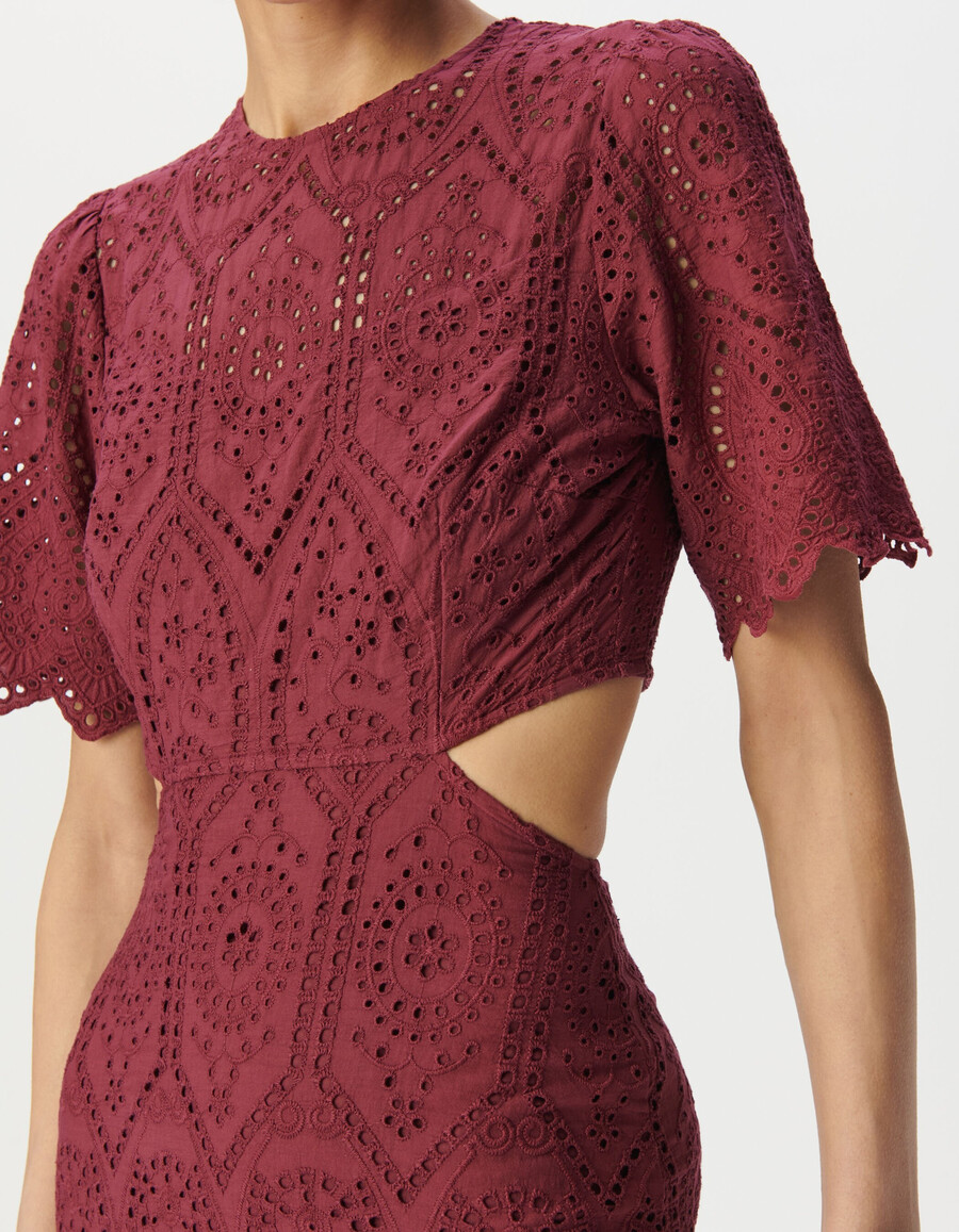 langes burgunderrotes damenkleid mit lochstickerei und offenem rücken