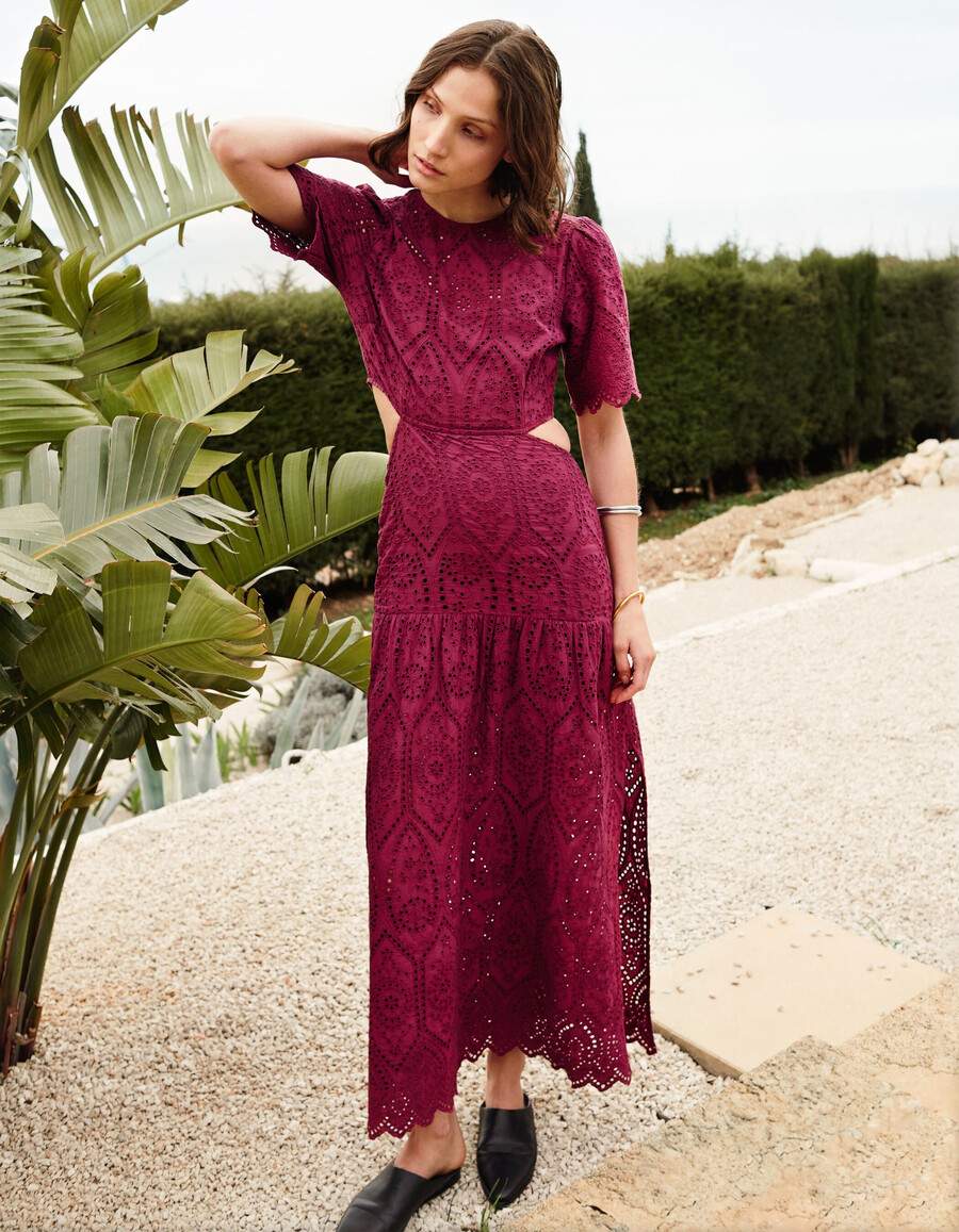 langes burgunderrotes damenkleid mit lochstickerei und offenem rücken