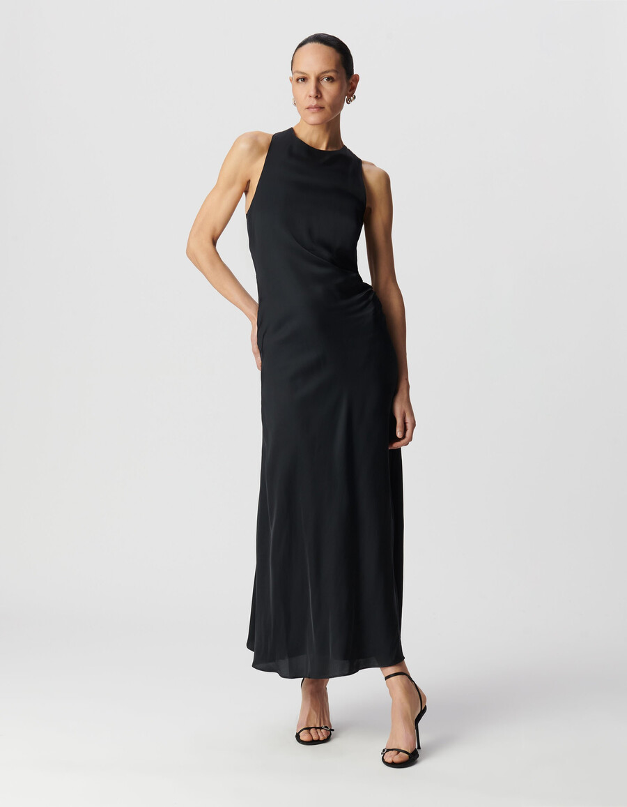 schwarzes langes damenkleid mit gekreuzten trägern am rücken