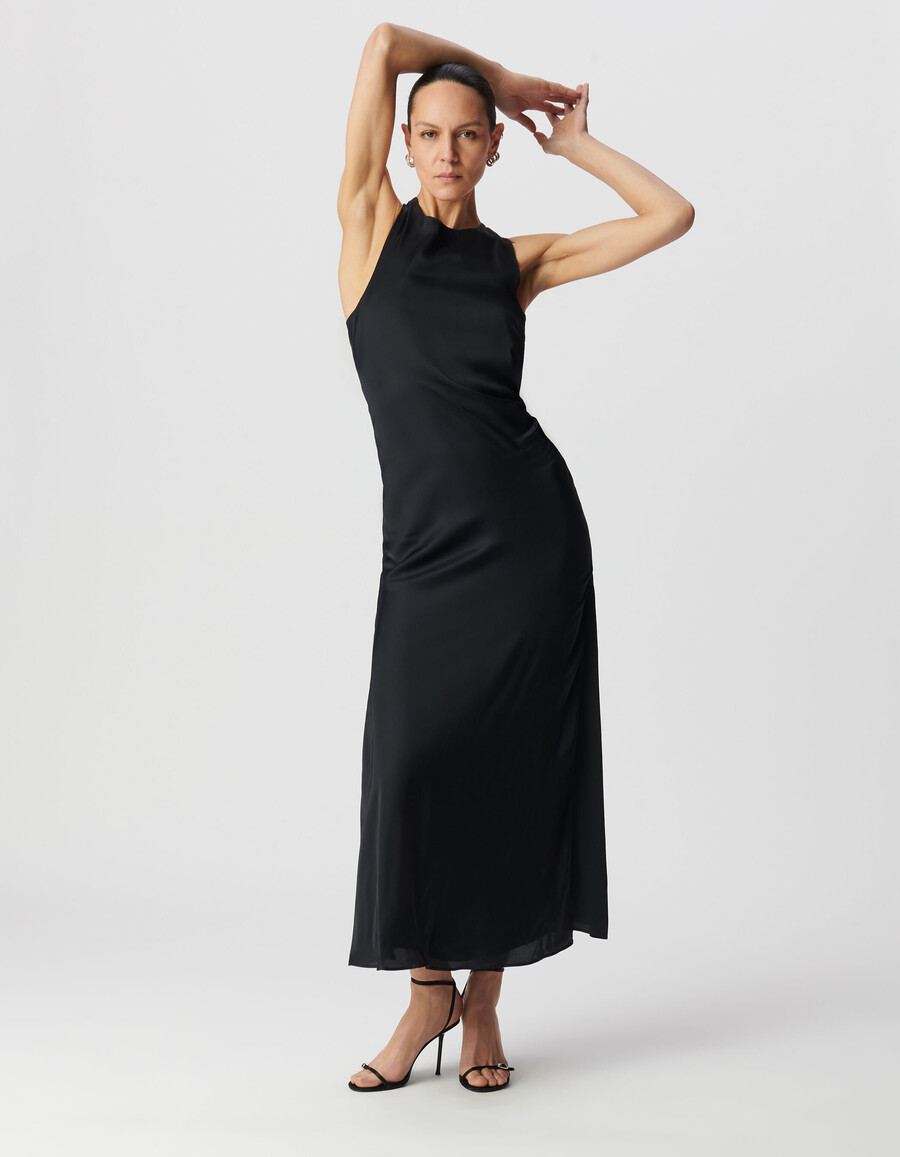 schwarzes langes damenkleid mit gekreuzten trägern am rücken