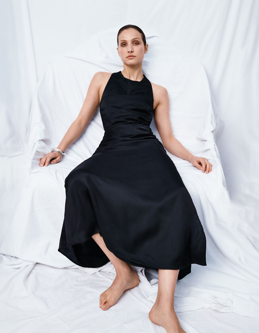schwarzes langes damenkleid mit gekreuzten trägern am rücken