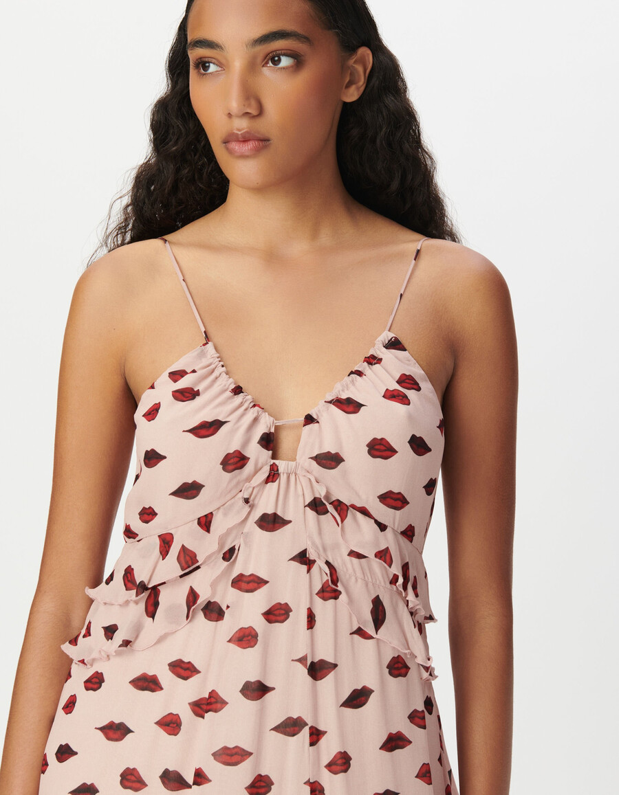 damen-trägerkleid aus rosa voile mit mundmuster