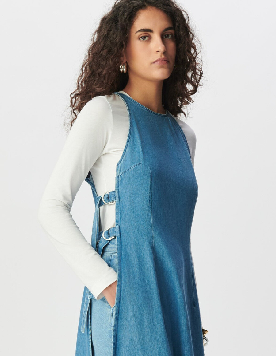 langes seitlich offenes wasserloses jeanskleid