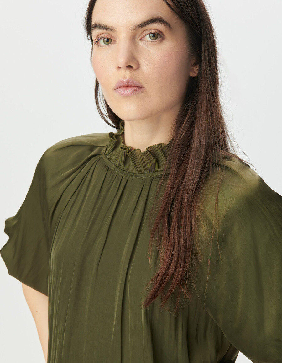 khakifarbenes fließendes damenkleid mit ballonärmeln
