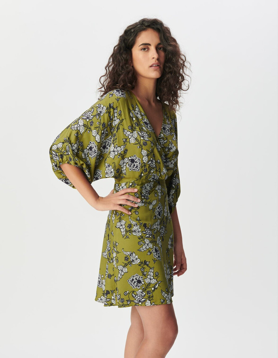 grünes fließendes damenkleid mit blumenmuster