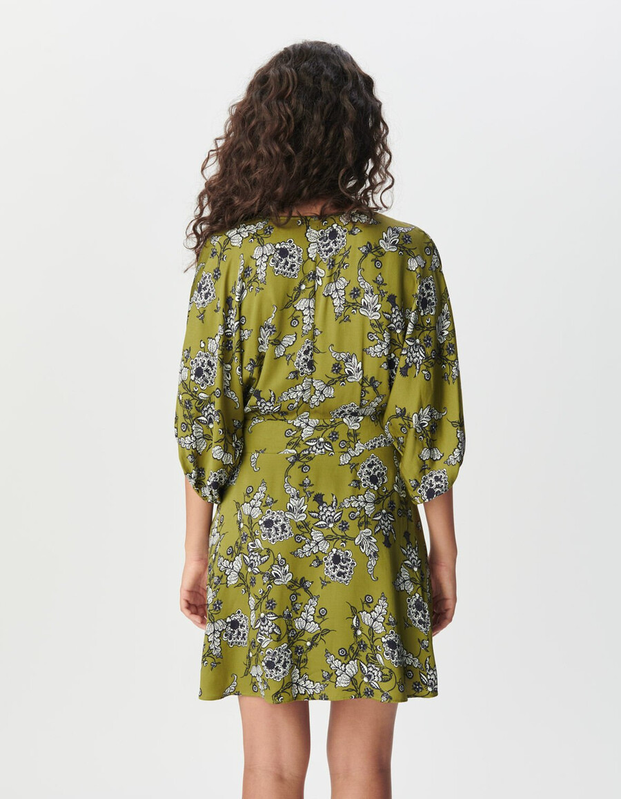 grünes fließendes damenkleid mit blumenmuster