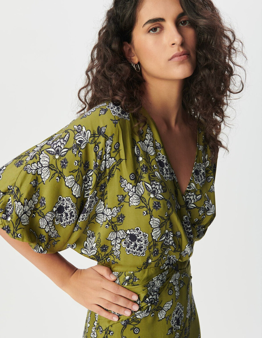 grünes fließendes damenkleid mit blumenmuster