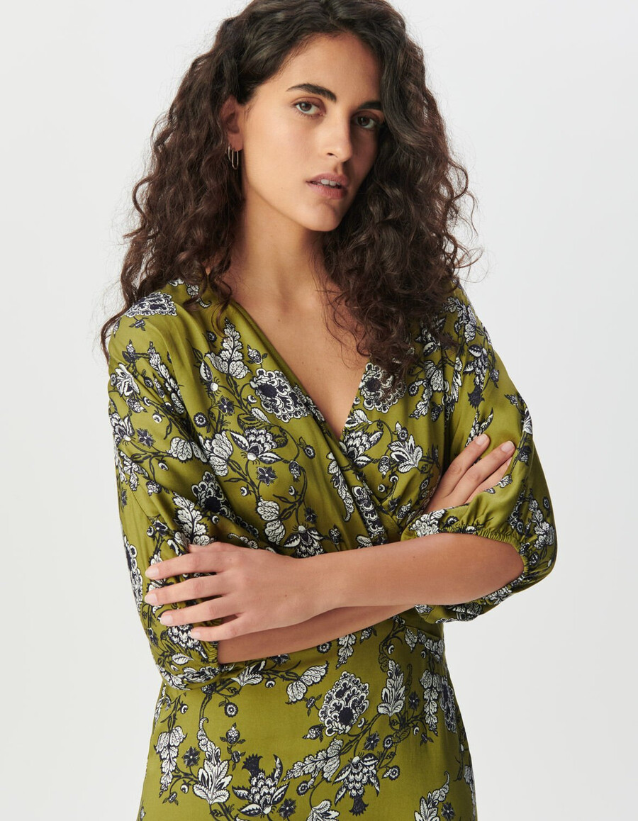 grünes fließendes damenkleid mit blumenmuster