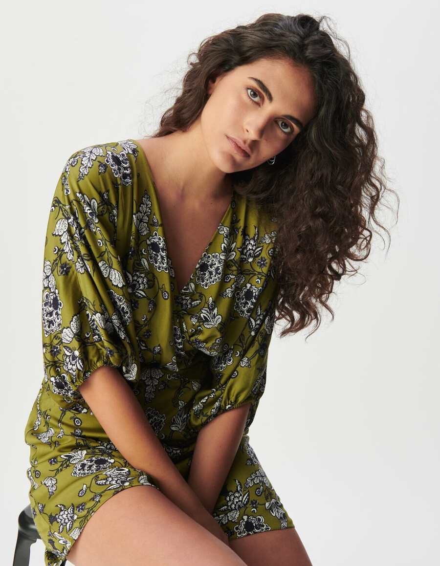 grünes fließendes damenkleid mit blumenmuster