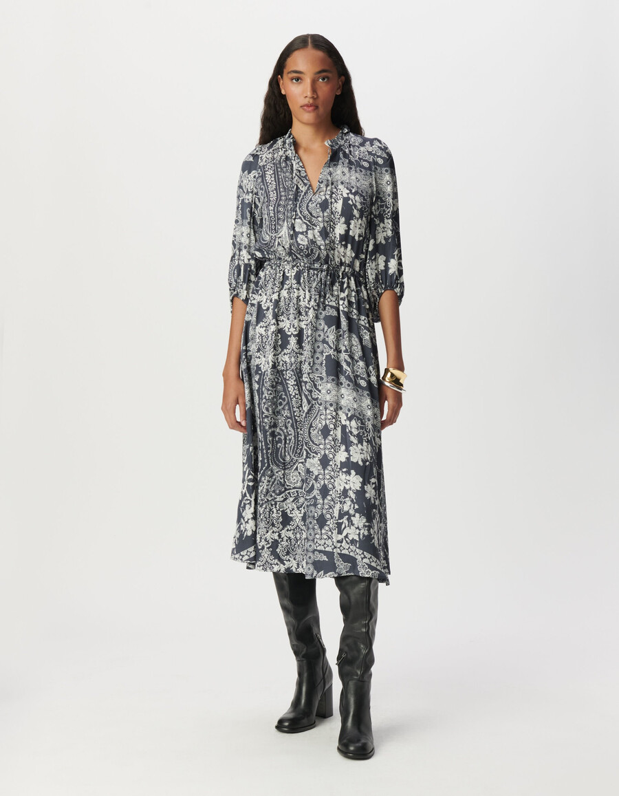 langes damenkleid aus grau-blauem satin mit schalprint
