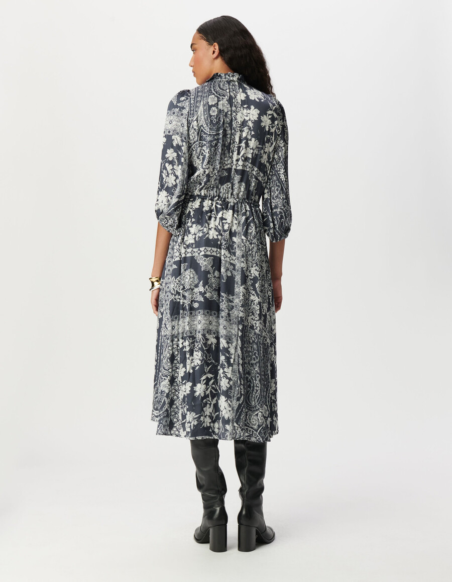 langes damenkleid aus grau-blauem satin mit schalprint