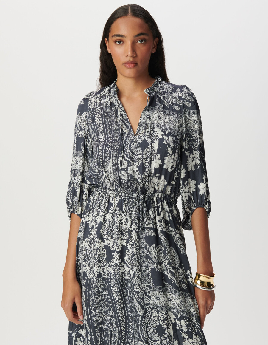 langes damenkleid aus grau-blauem satin mit schalprint