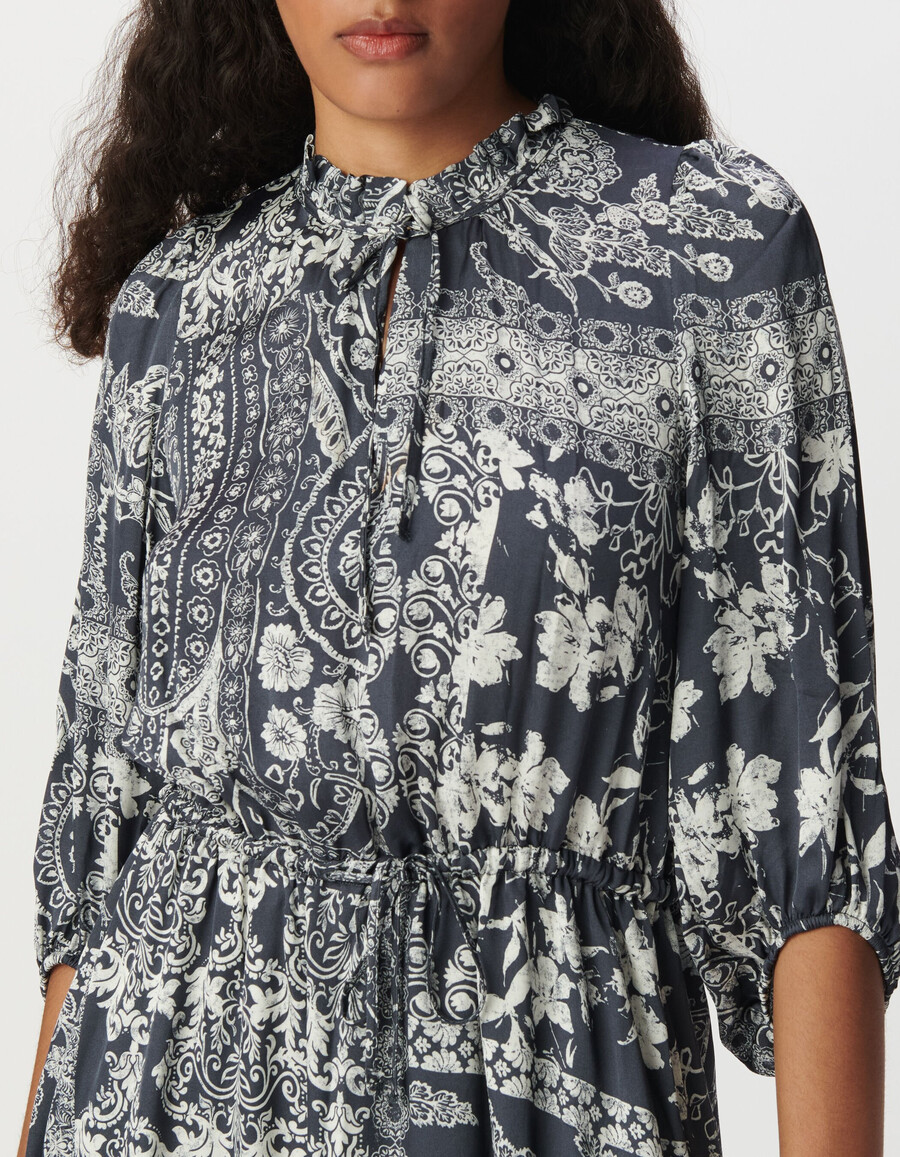 langes damenkleid aus grau-blauem satin mit schalprint
