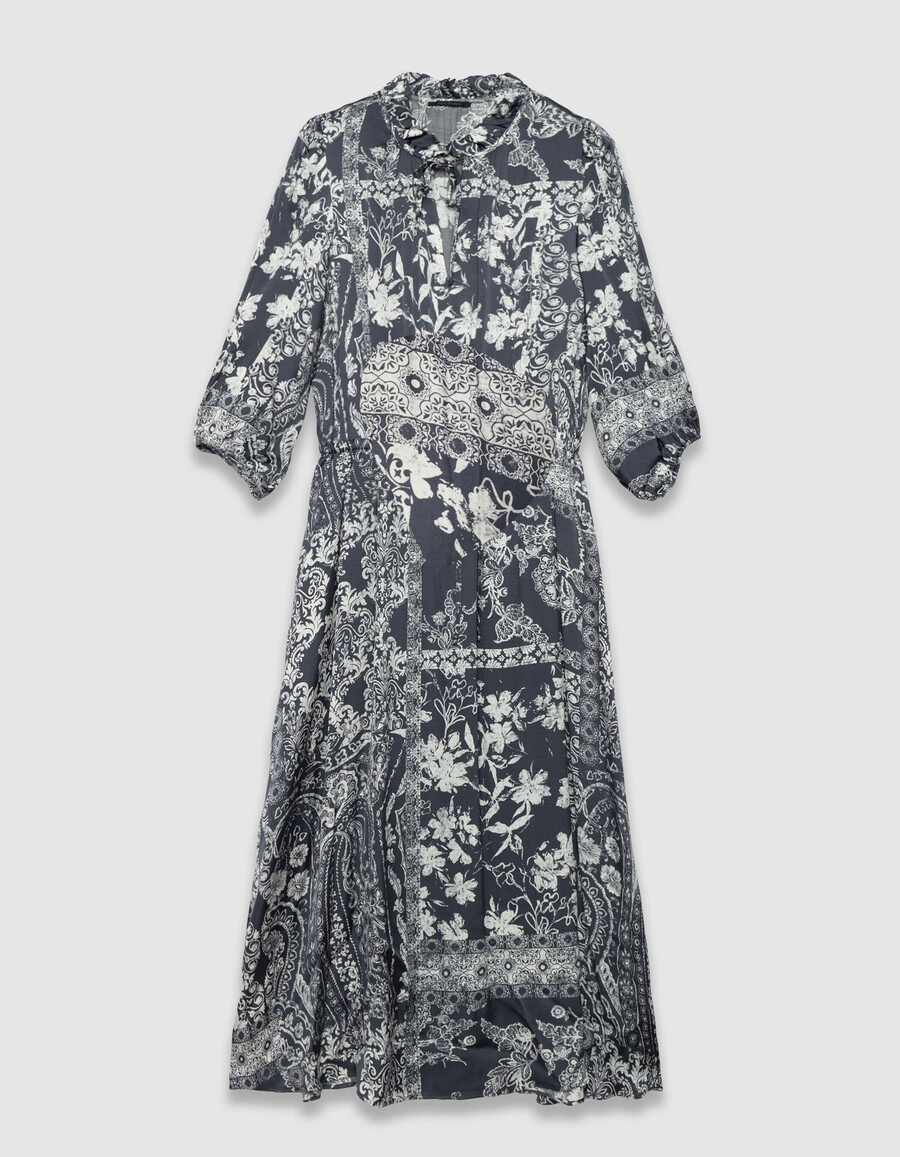 langes damenkleid aus grau-blauem satin mit schalprint