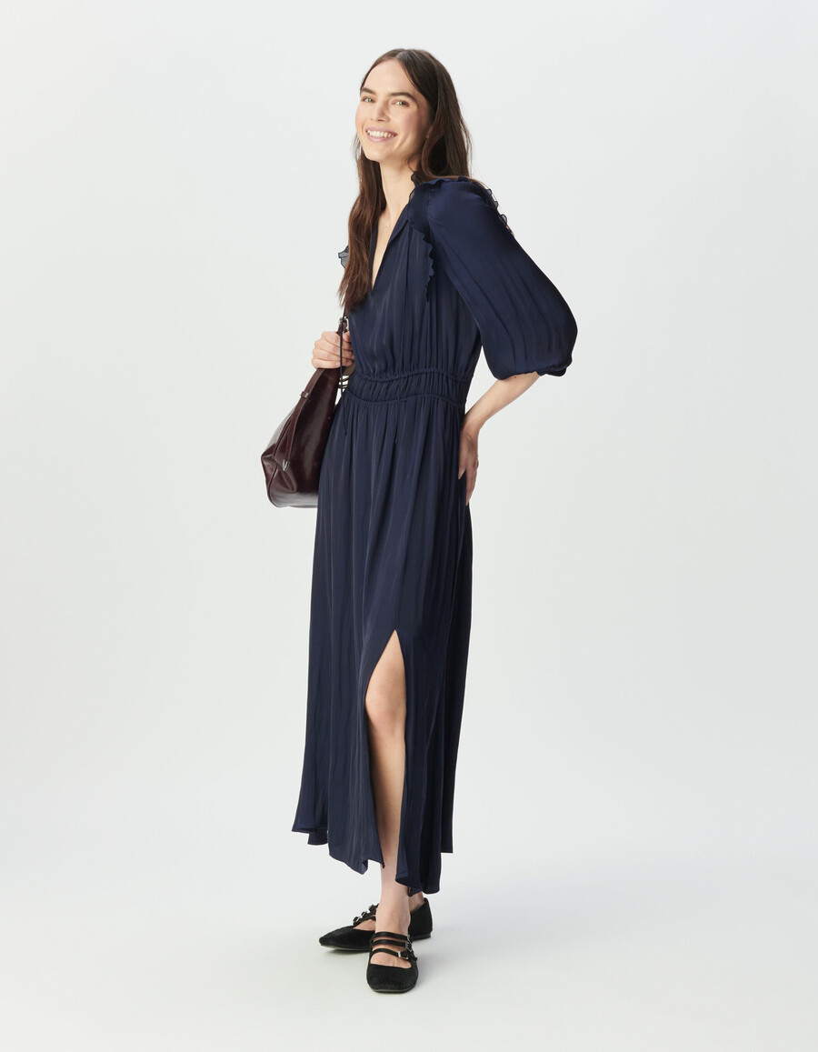 damenkleid in marineblau mit fließendem schnitt und plissierten rüschen