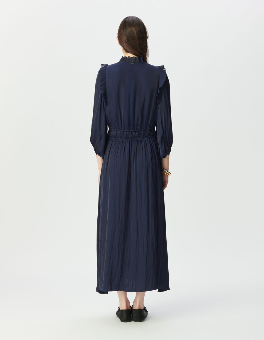 damenkleid in marineblau mit fließendem schnitt und plissierten rüschen