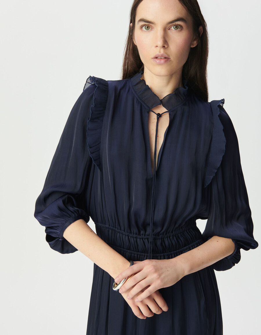 damenkleid in marineblau mit fließendem schnitt und plissierten rüschen