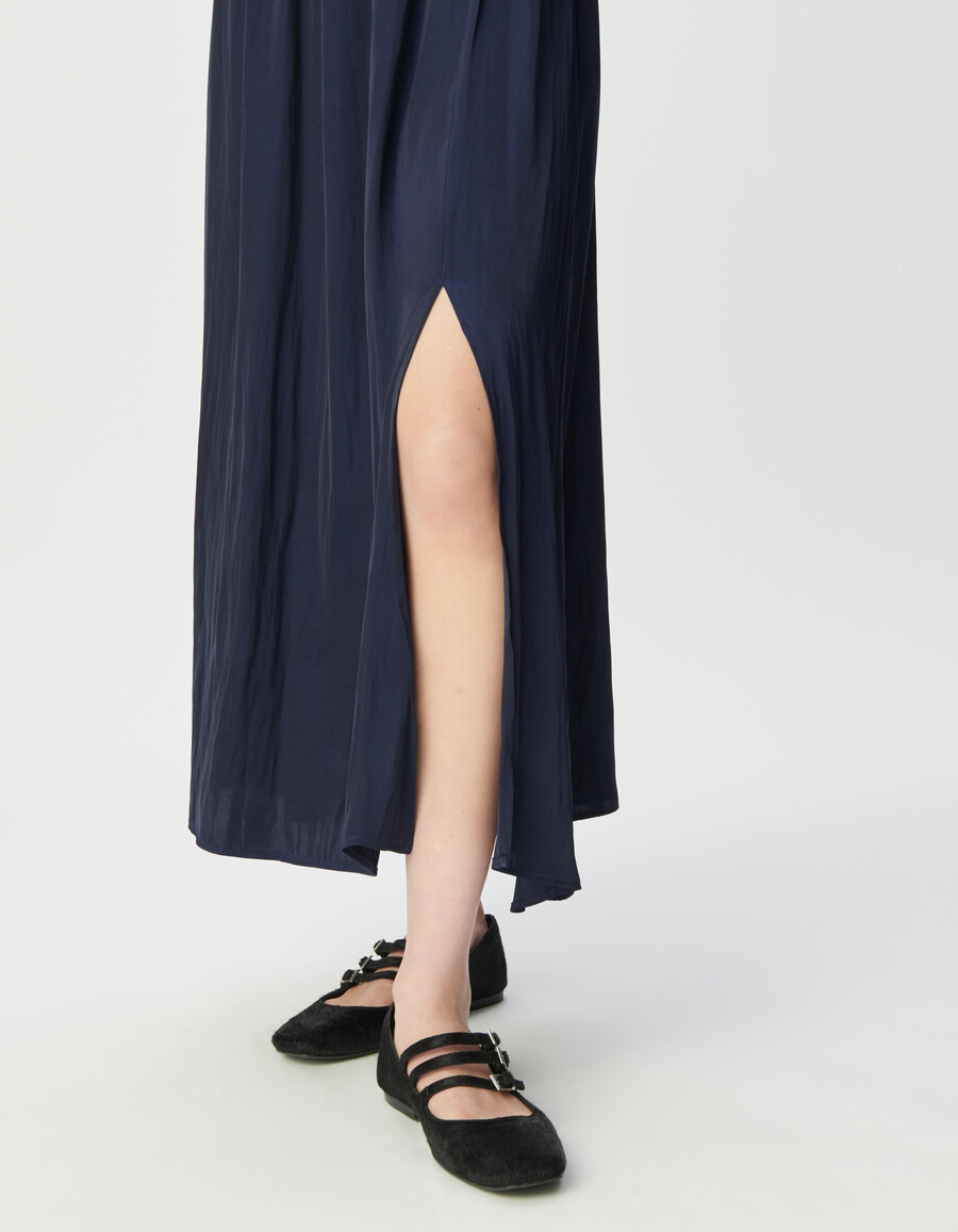 damenkleid in marineblau mit fließendem schnitt und plissierten rüschen