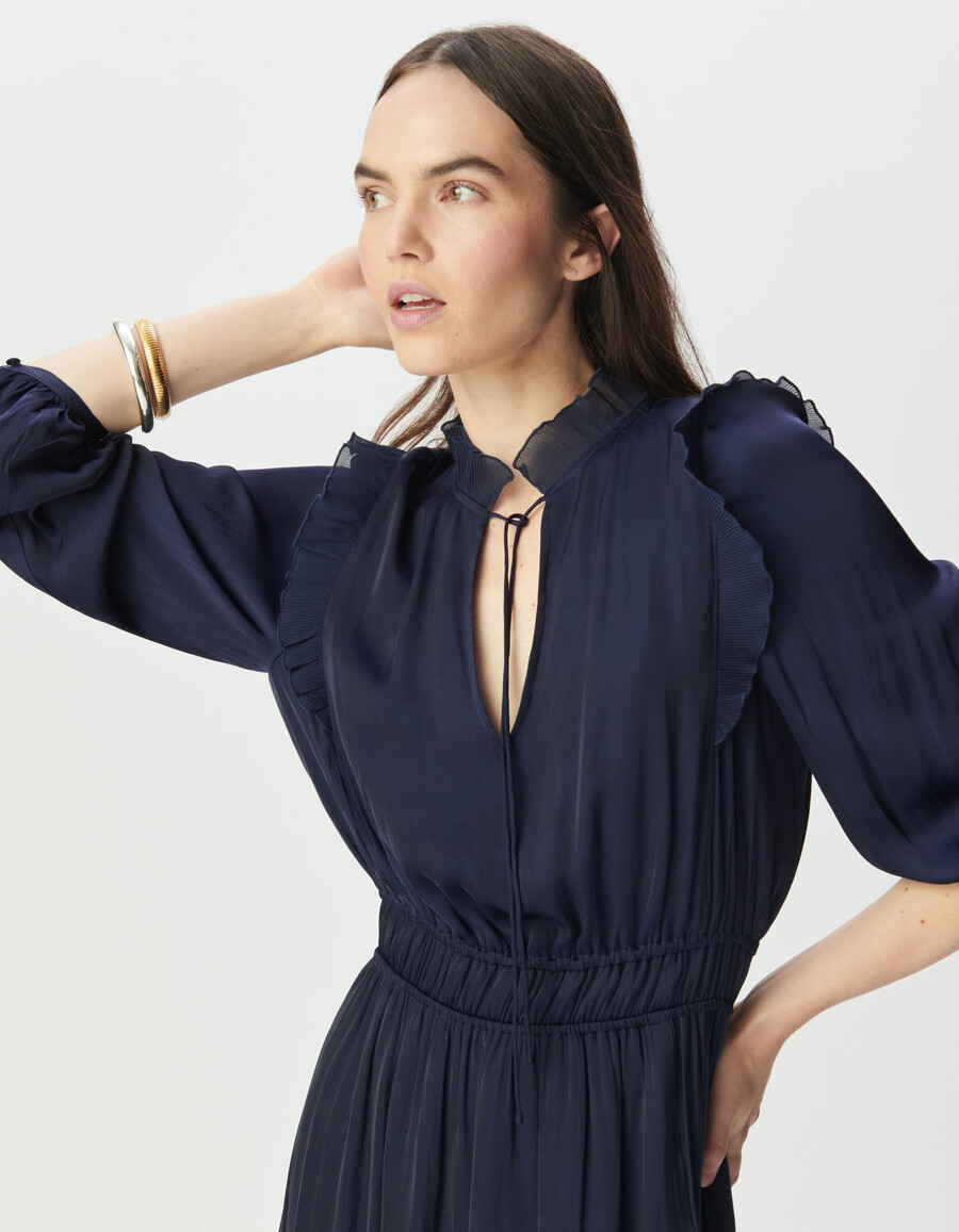 damenkleid in marineblau mit fließendem schnitt und plissierten rüschen