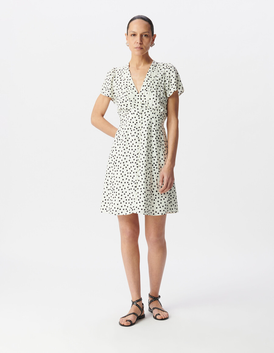weißes damenkleid mit polka-dot-muster