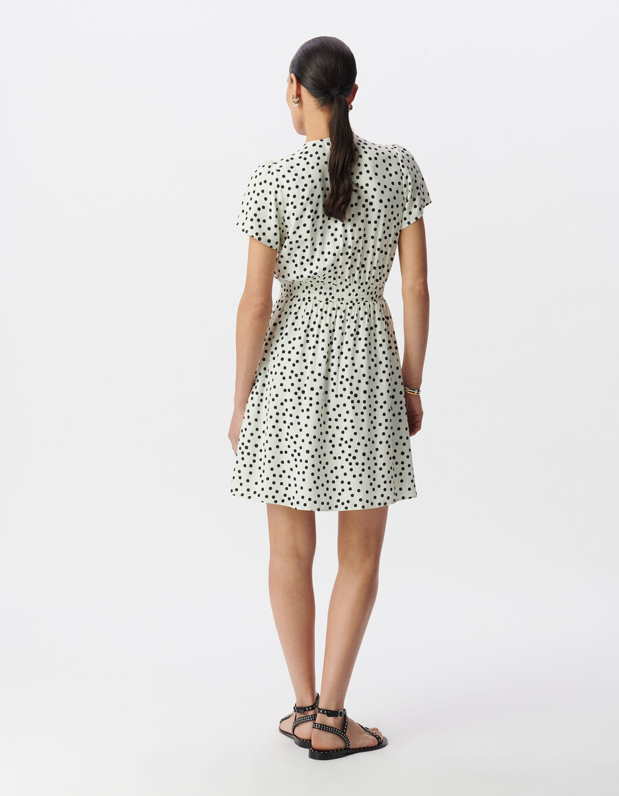 weißes damenkleid mit polka-dot-muster