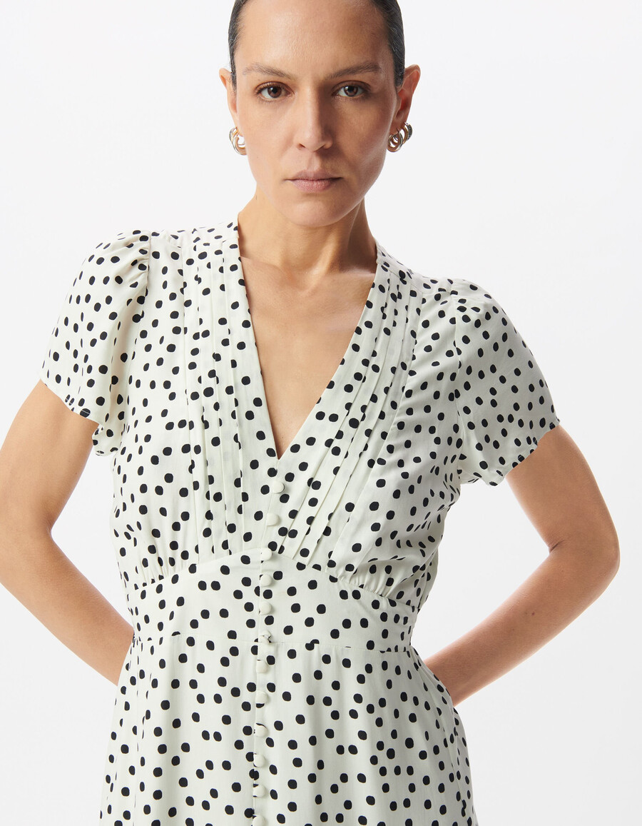 weißes damenkleid mit polka-dot-muster