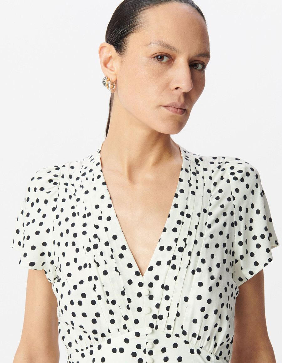 weißes damenkleid mit polka-dot-muster
