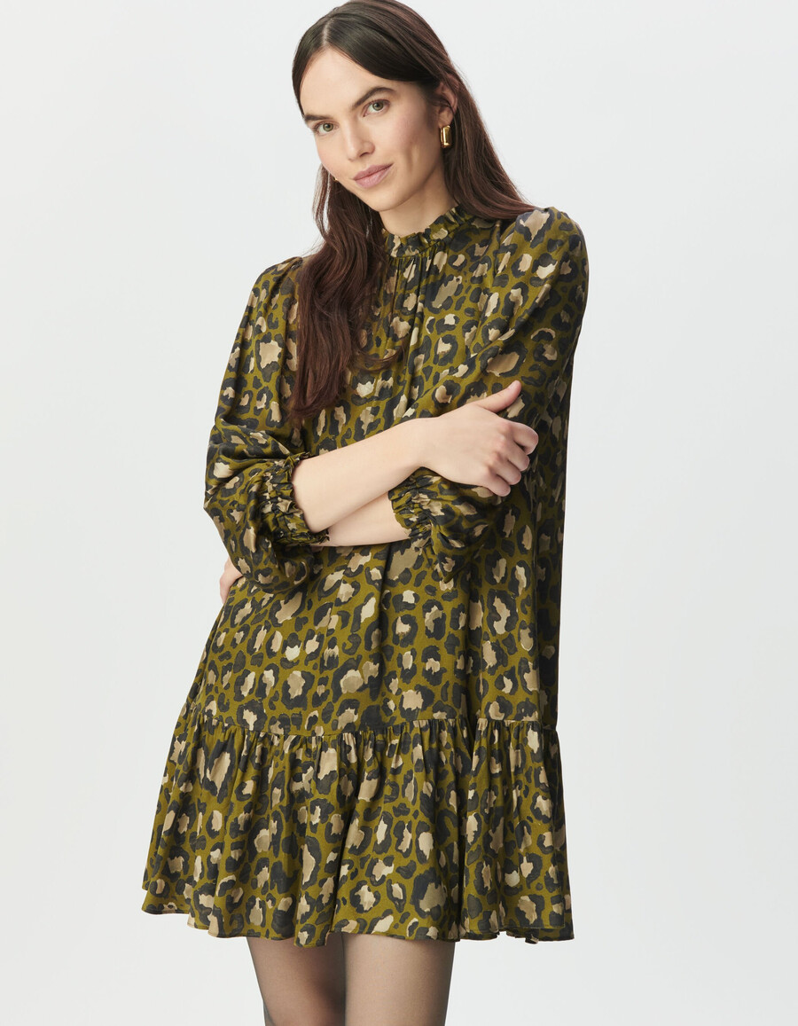 khakifarbenes locker sitzendes damenkleid mit leopardenmuster tachist-print