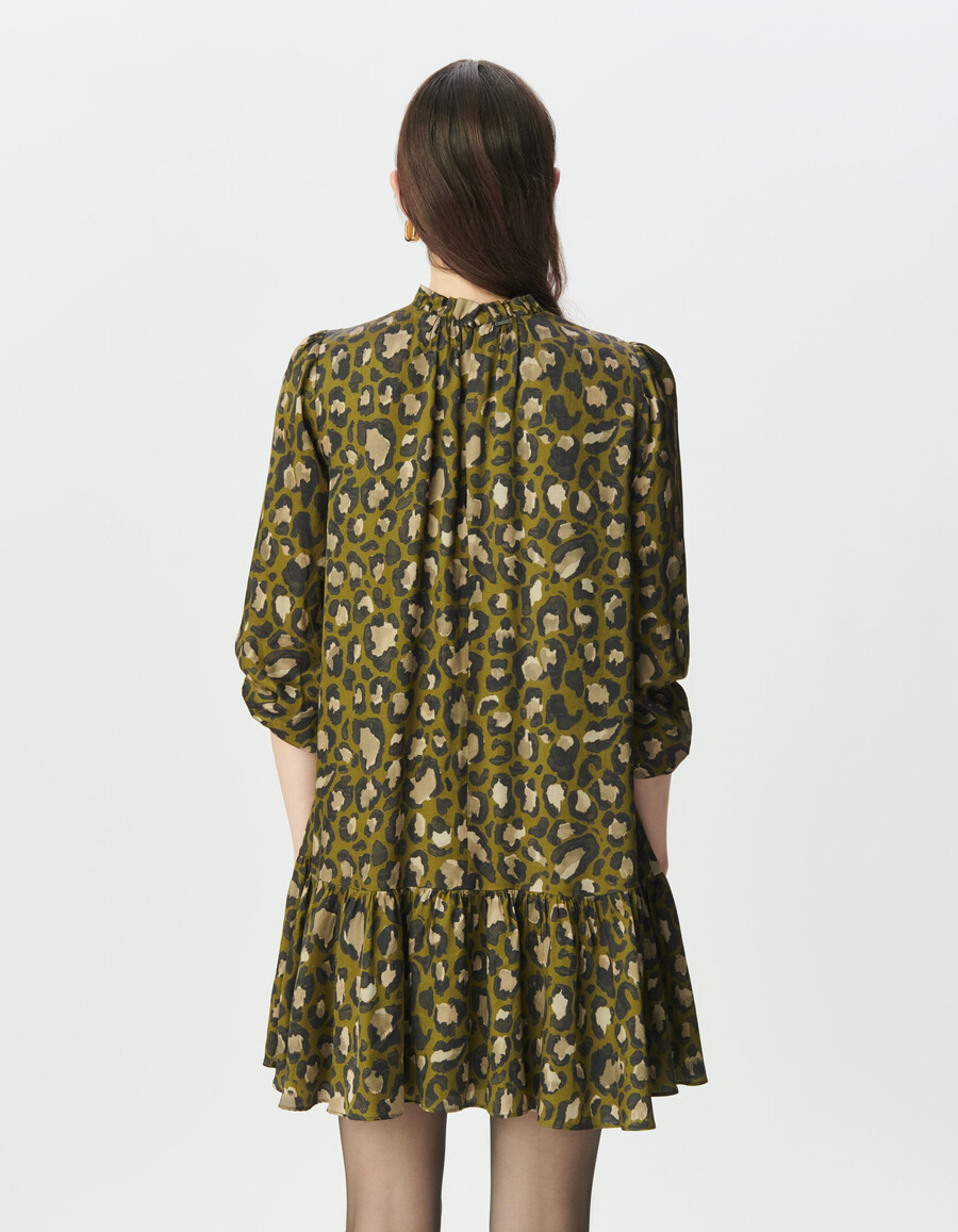 khakifarbenes locker sitzendes damenkleid mit leopardenmuster tachist-print