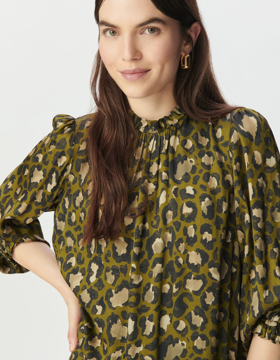 khakifarbenes locker sitzendes damenkleid mit leopardenmuster tachist-print
