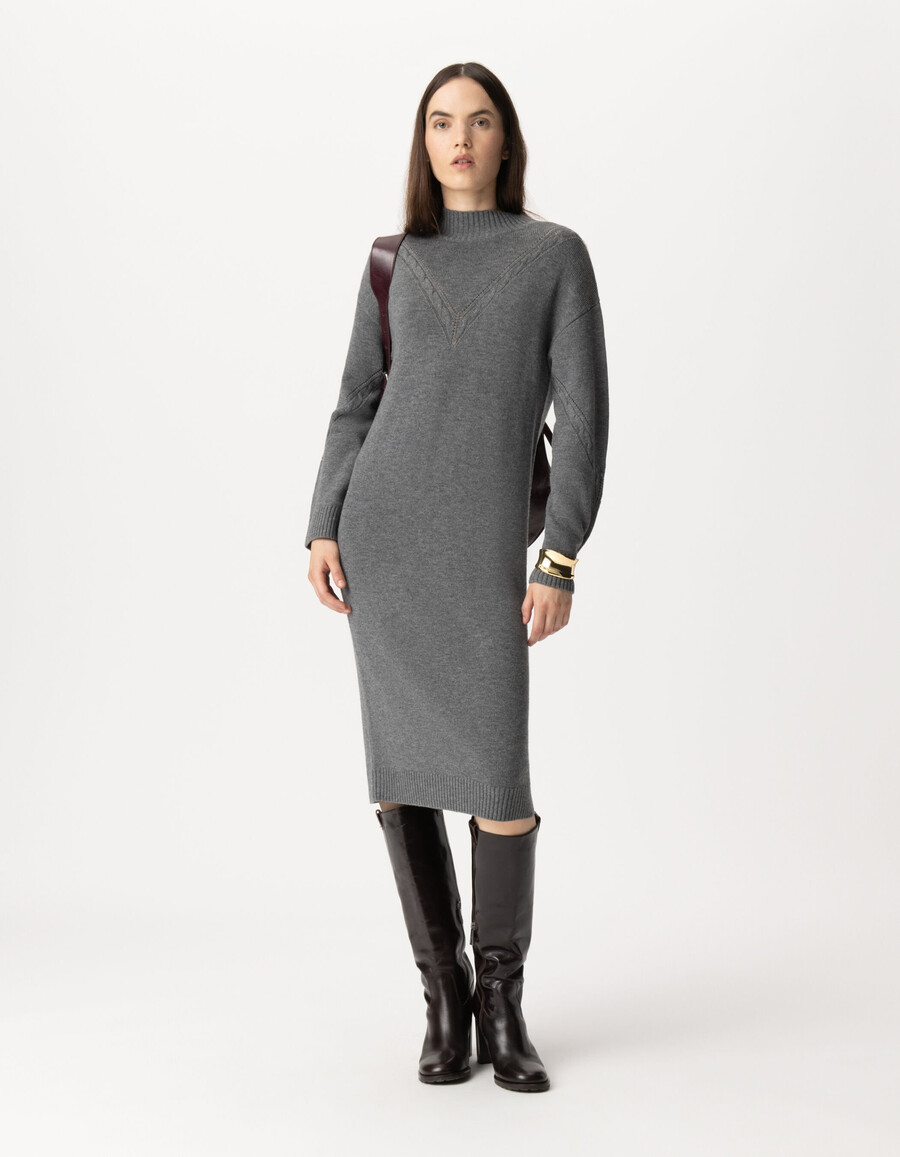 graues damen-strickkleid mit zopfmuster