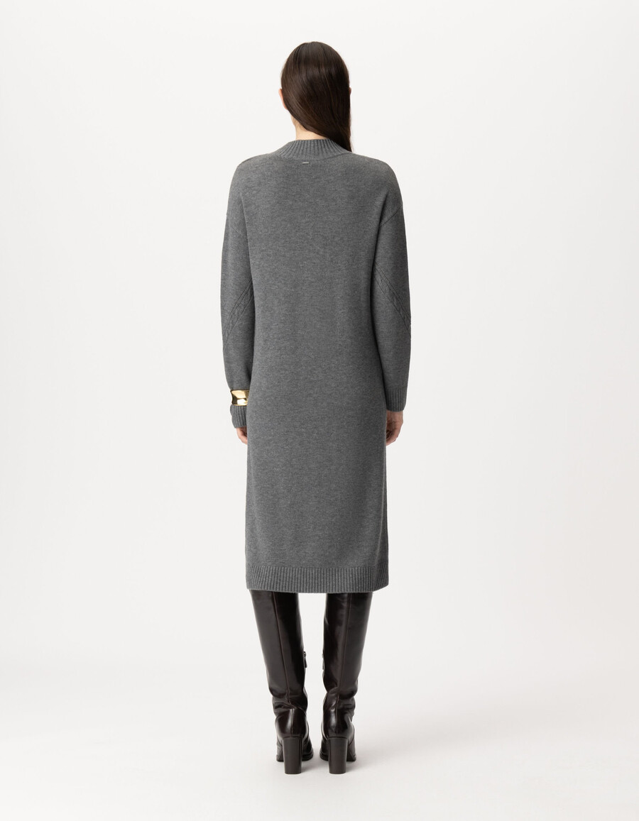 graues damen-strickkleid mit zopfmuster