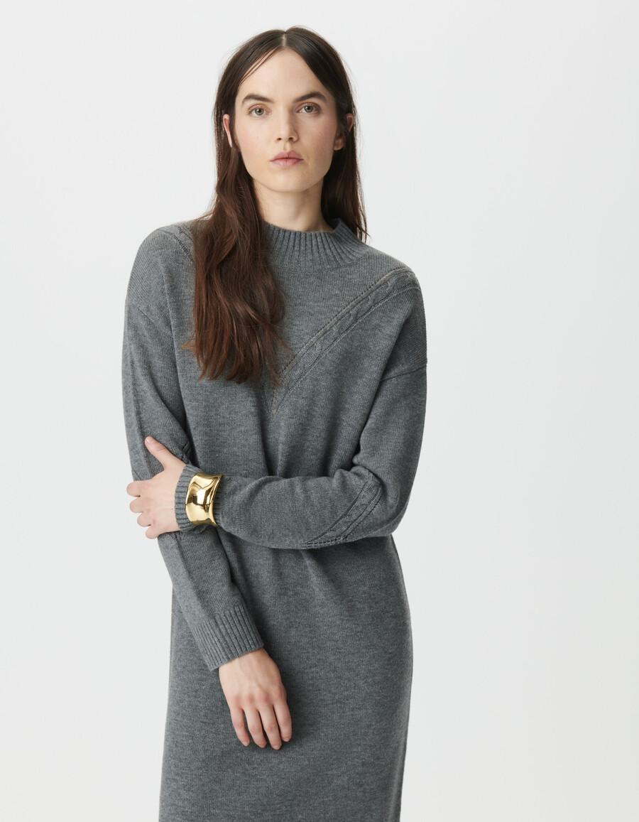 graues damen-strickkleid mit zopfmuster