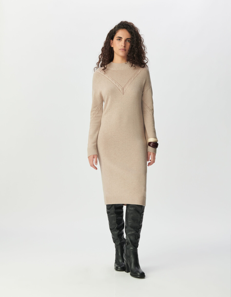 beiges strickkleid für damen mit zopfmuster