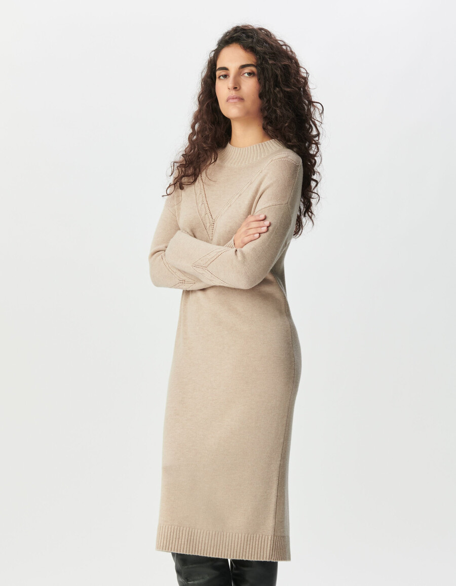 beiges strickkleid für damen mit zopfmuster