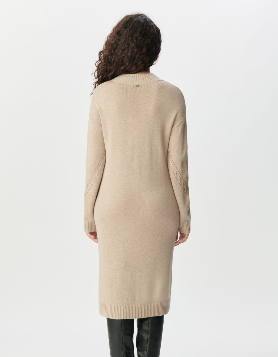 beiges strickkleid für damen mit zopfmuster