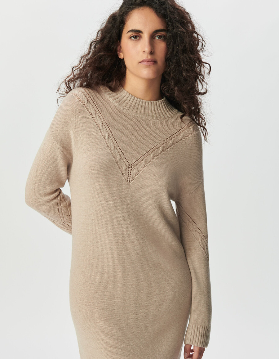 beiges strickkleid für damen mit zopfmuster