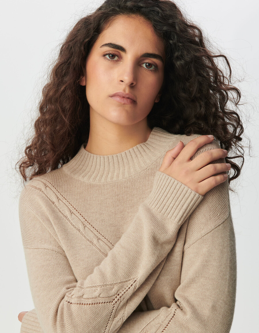beiges strickkleid für damen mit zopfmuster