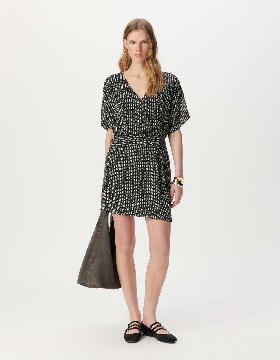 schwarzes fließendes kleid mit geometrischem muster