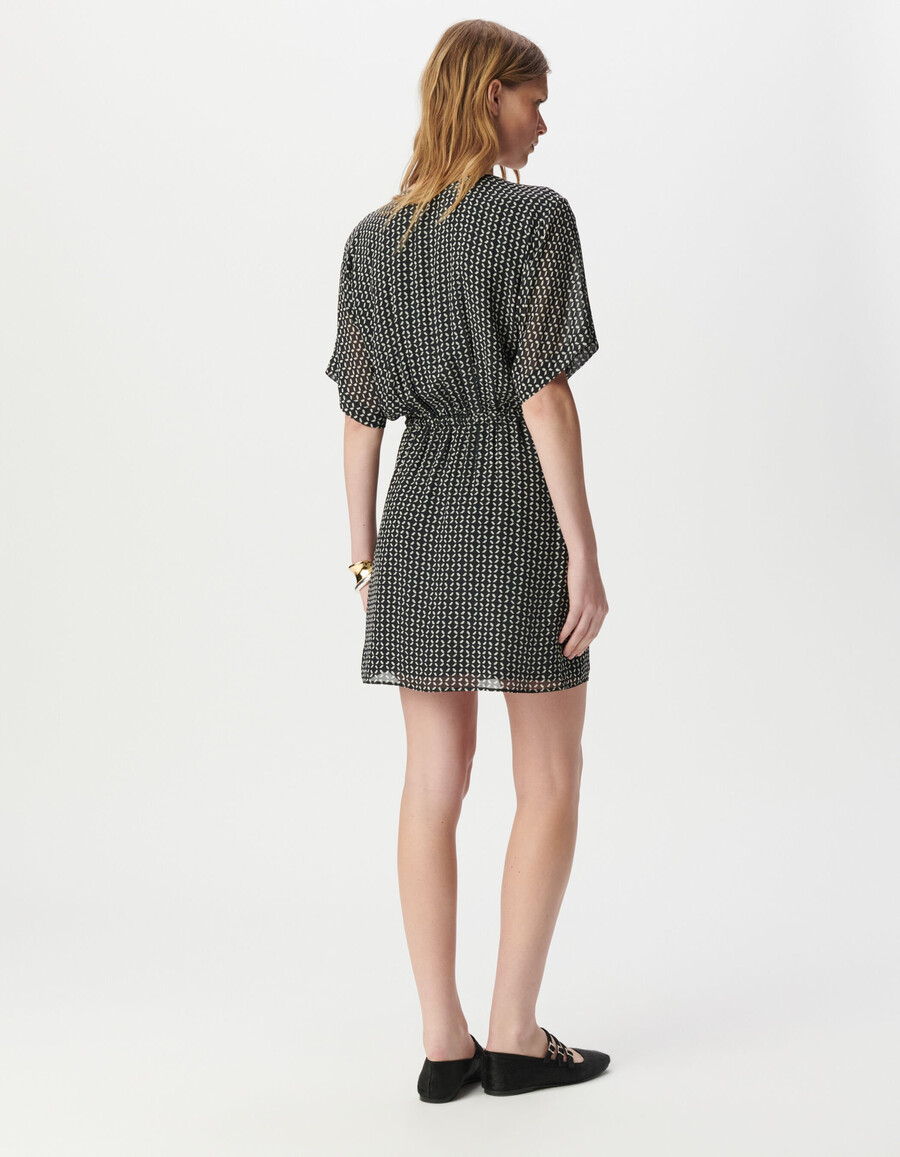 schwarzes fließendes kleid mit geometrischem muster