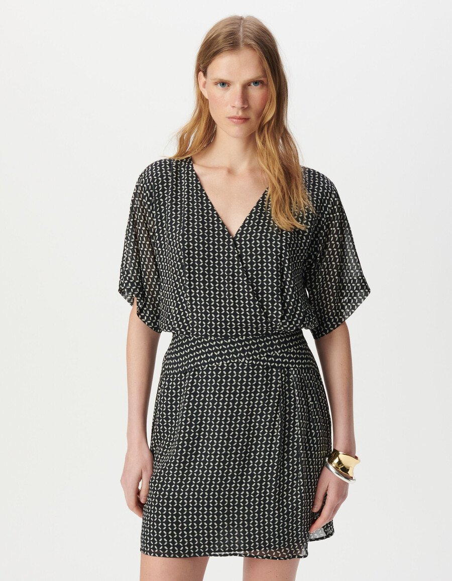 schwarzes fließendes kleid mit geometrischem muster