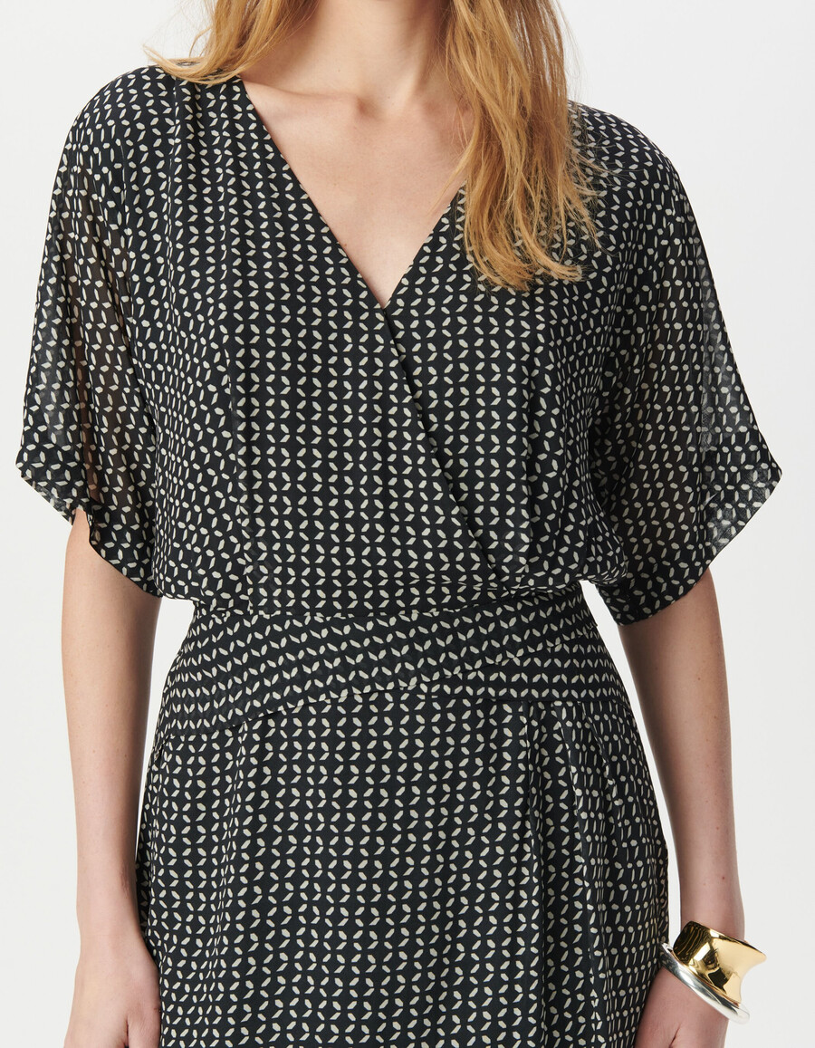 schwarzes fließendes kleid mit geometrischem muster