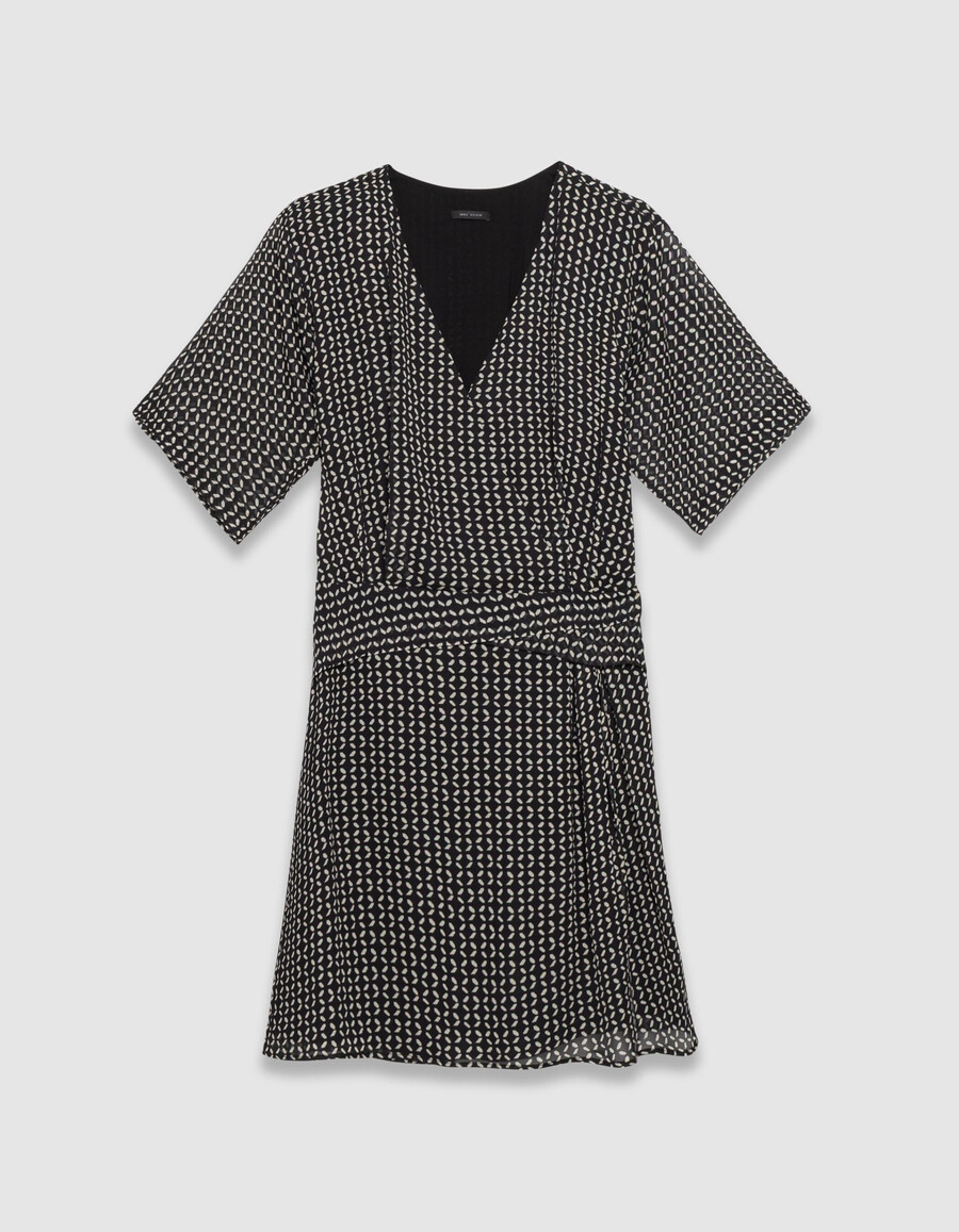 schwarzes fließendes kleid mit geometrischem muster