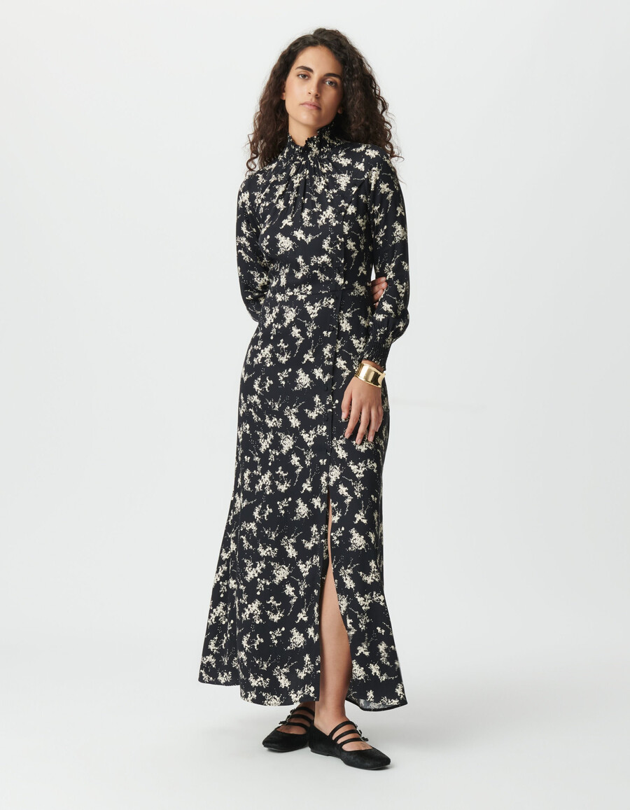 schwarzes langes damenkleid mit wildblumenmuster