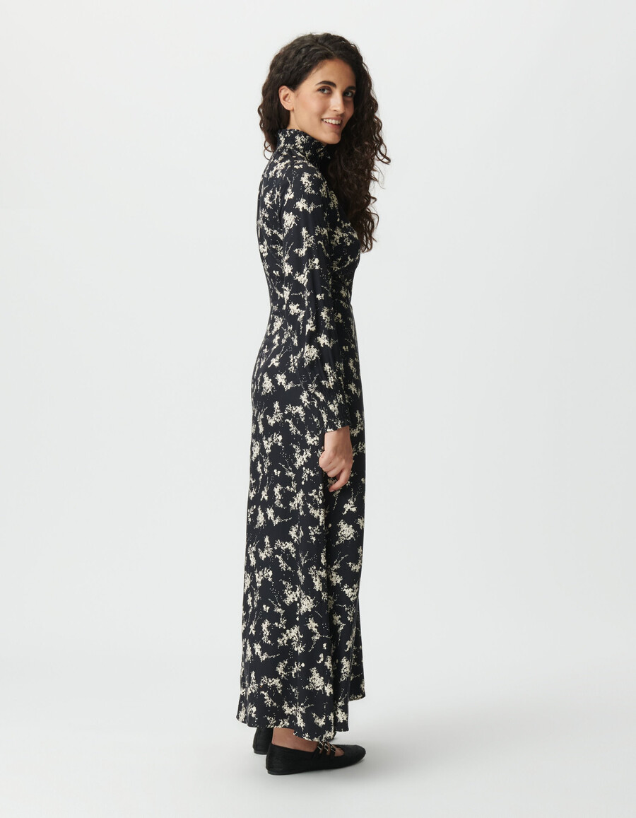 schwarzes langes damenkleid mit wildblumenmuster