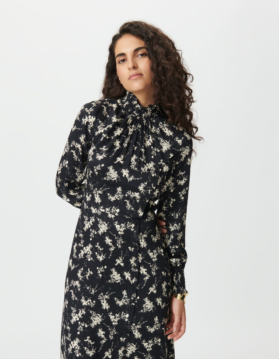 schwarzes langes damenkleid mit wildblumenmuster