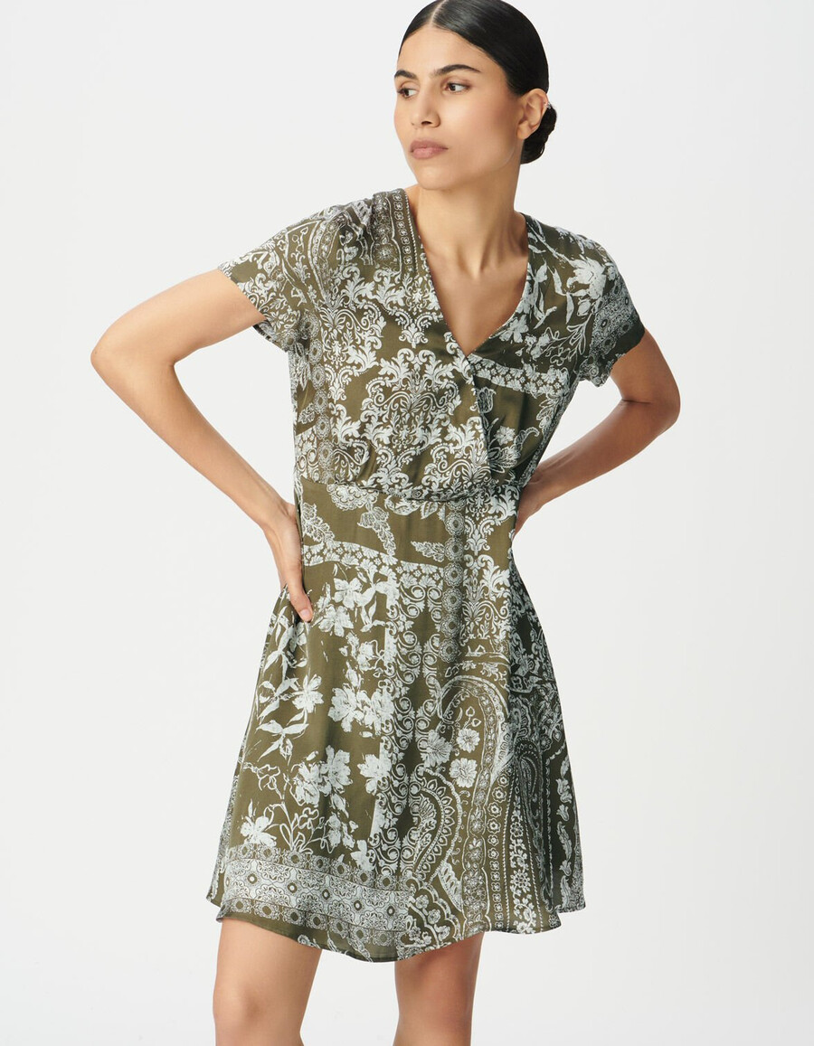 damenkleid in khaki mit fließendem schnitt und schalmuster